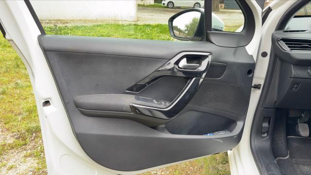 Peugeot 208 image 3