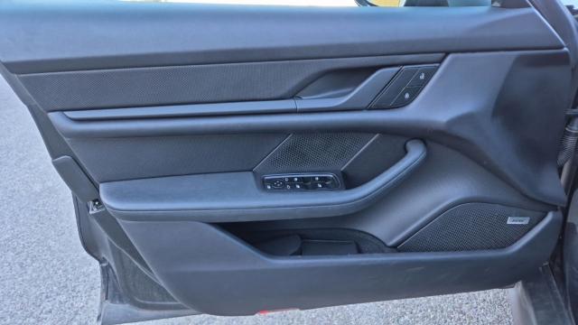 Porsche Taycan image 8