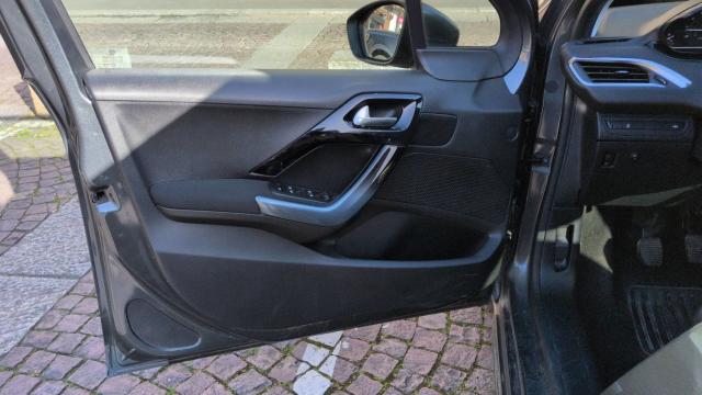 Peugeot 208 image 8