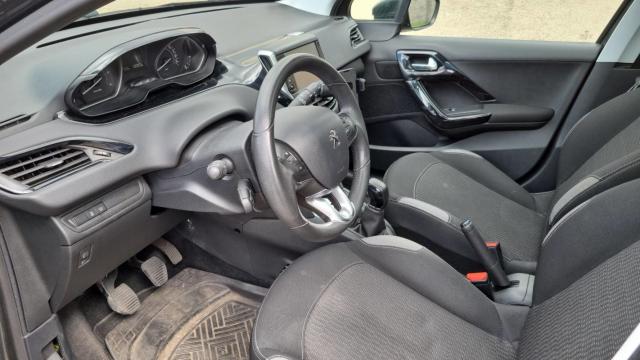 Peugeot 208 image 2
