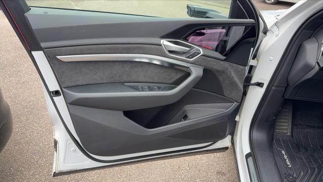 Audi E-Tron image 3
