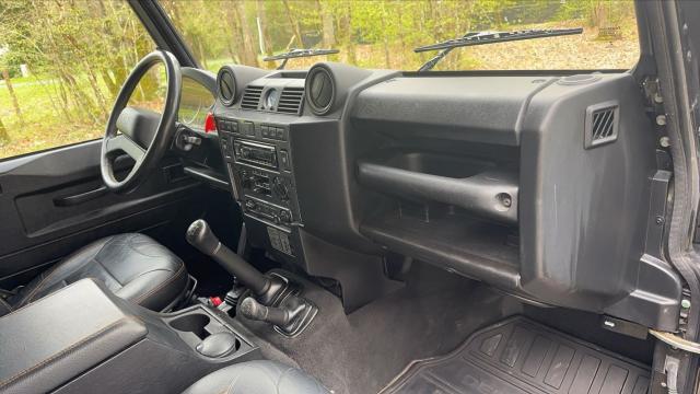 Land Rover Defender image 5