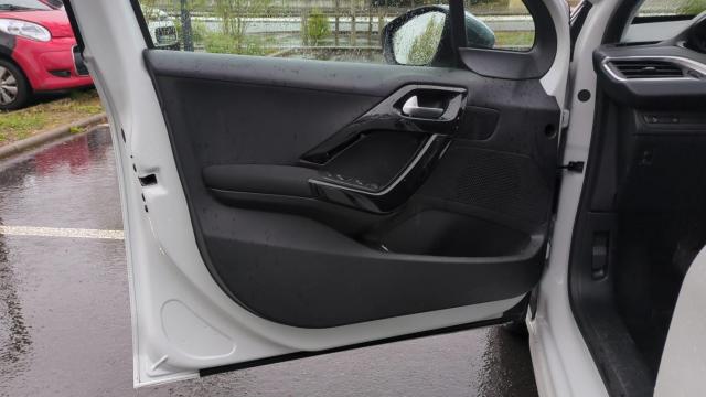 Peugeot 208 image 1