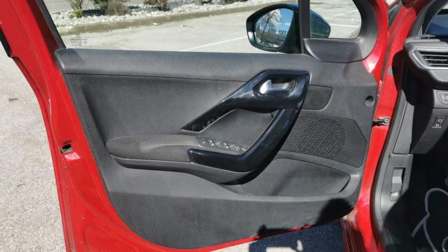 Peugeot 208 image 4