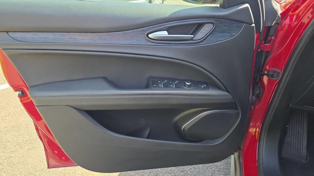 Alfa Romeo Stelvio image 2