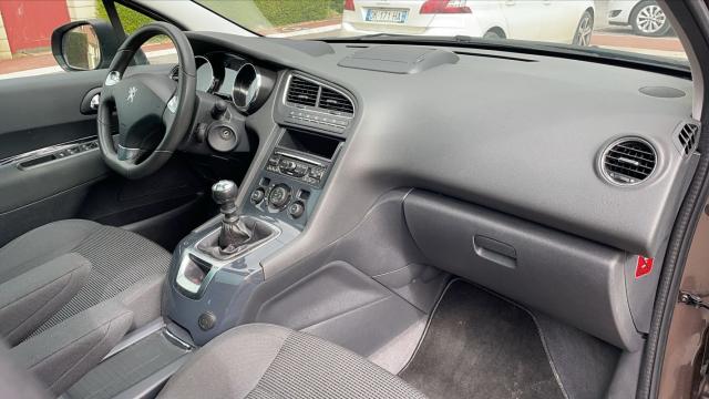 Peugeot 5008 image 1