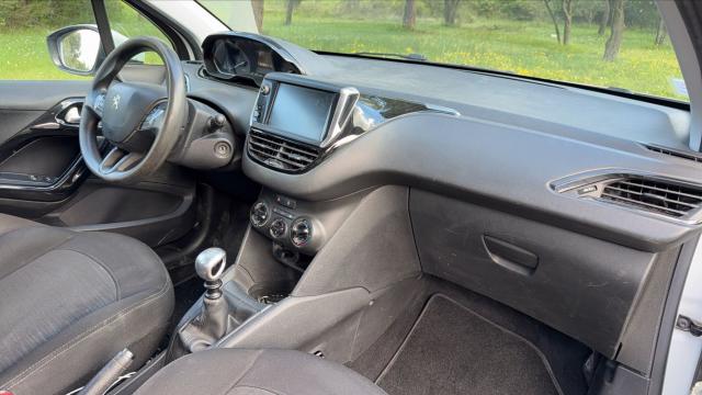 Peugeot 208 image 6