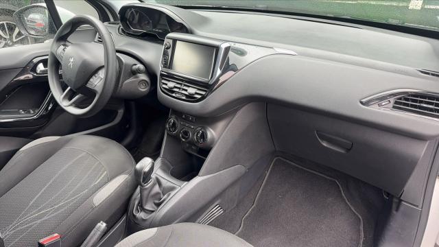 Peugeot 208 image 9