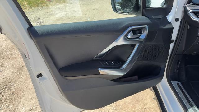 Peugeot 2008 image 2