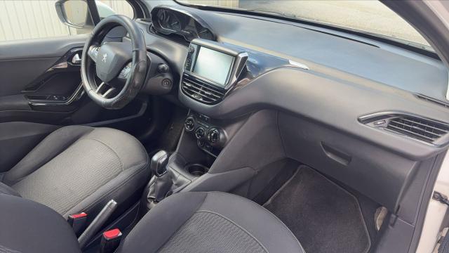 Peugeot 208 image 8