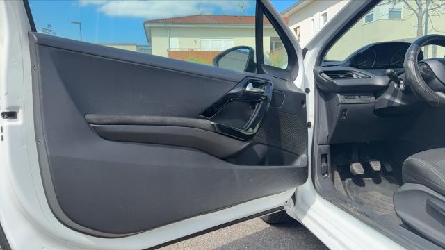 Peugeot 208 image 1