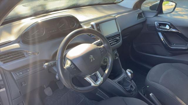 Peugeot 208 image 9