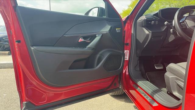 Peugeot 2008 image 2