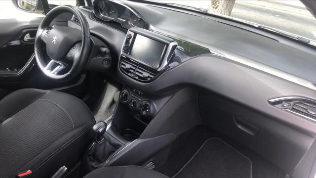 Peugeot 208 image 2