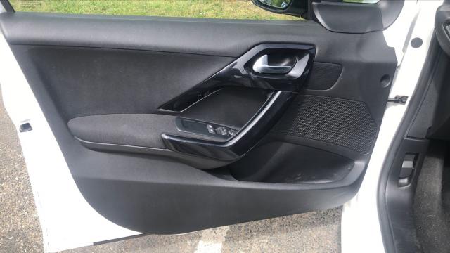 Peugeot 208 image 3