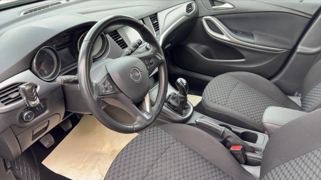 Opel Astra Sports Tourer image 1