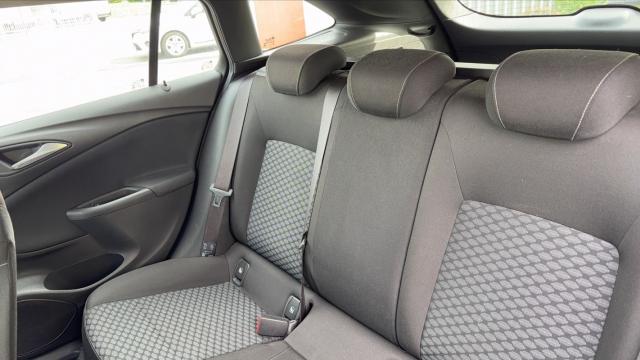 Opel Astra Sports Tourer image 3