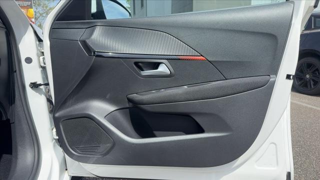Peugeot 208 image 8