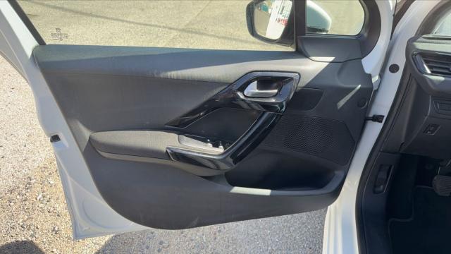 Peugeot 208 image 3