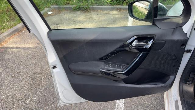 Peugeot 208 image 3