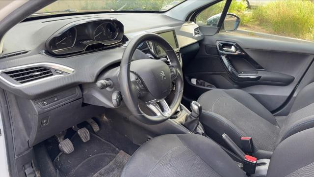 Peugeot 208 image 2