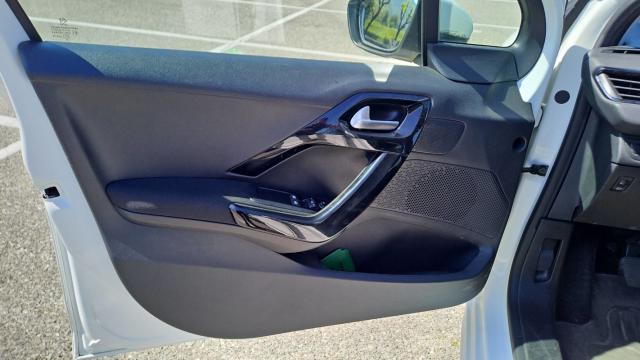Peugeot 208 image 3