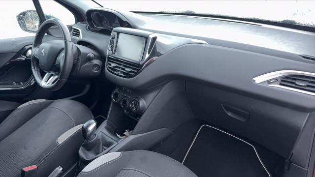 Peugeot 208 image 8