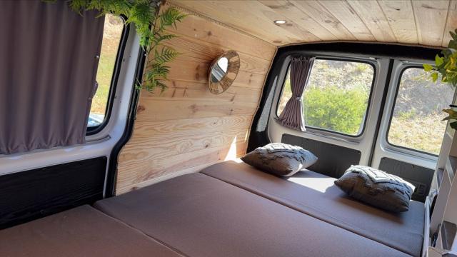 Volkswagen Transporter image 2