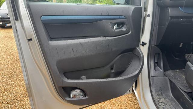 Peugeot Traveller image 2
