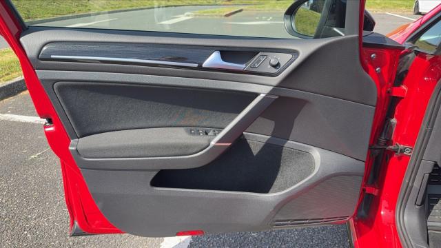 Volkswagen Golf image 9