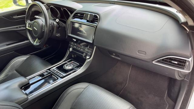 Jaguar Xe image 2