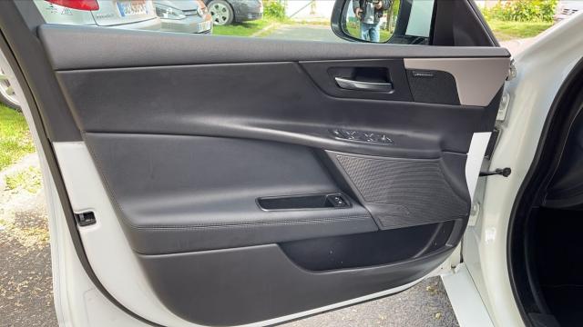 Jaguar Xe image 6