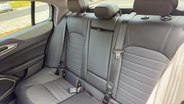 Alfa Romeo Giulia image 4