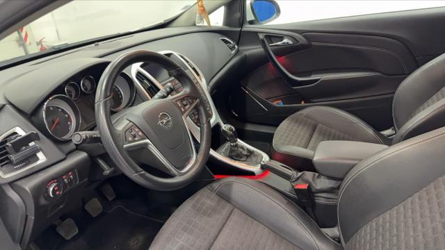 Opel Astra Gtc image 5
