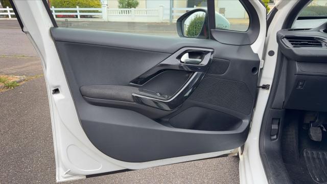 Peugeot 208 image 9