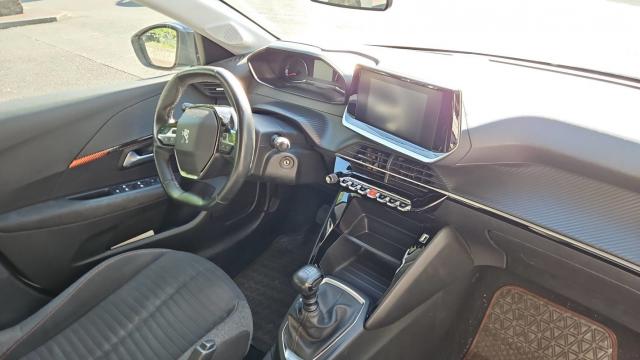 Peugeot 208 image 8