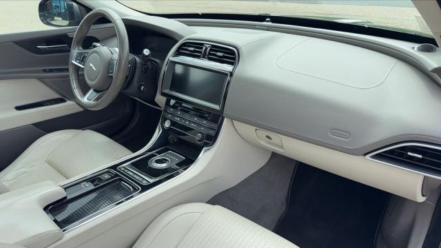 Jaguar Xe image 4