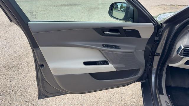 Jaguar Xe image 2