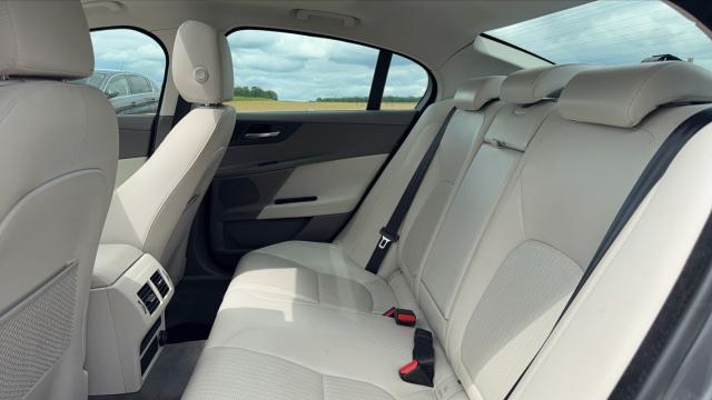 Jaguar Xe image 8