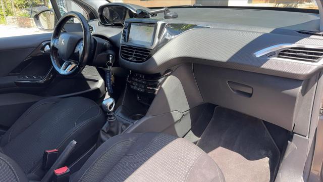 Peugeot 208 image 1