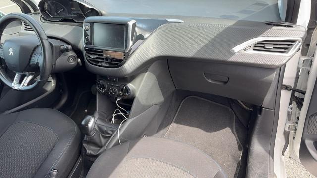 Peugeot 208 image 8