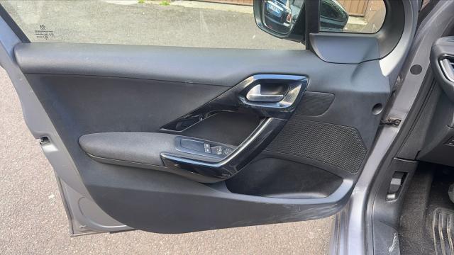 Peugeot 208 image 8