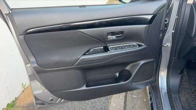 Mitsubishi Outlander image 2