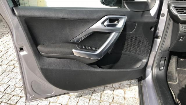 Peugeot 2008 image 2
