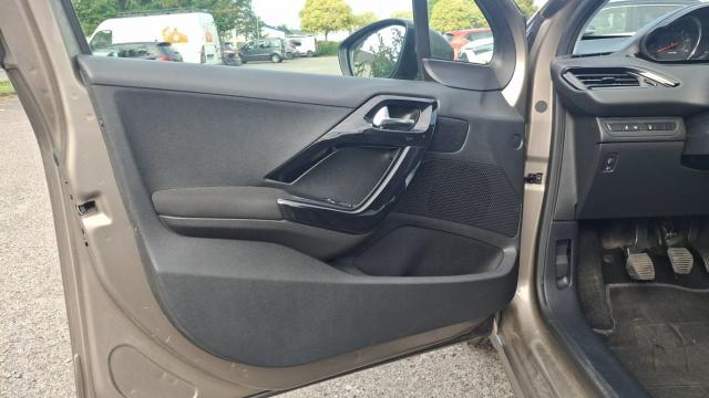 Peugeot 208 image 6