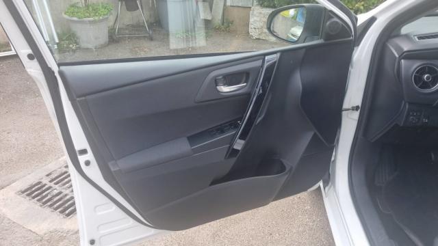 Toyota Auris image 2