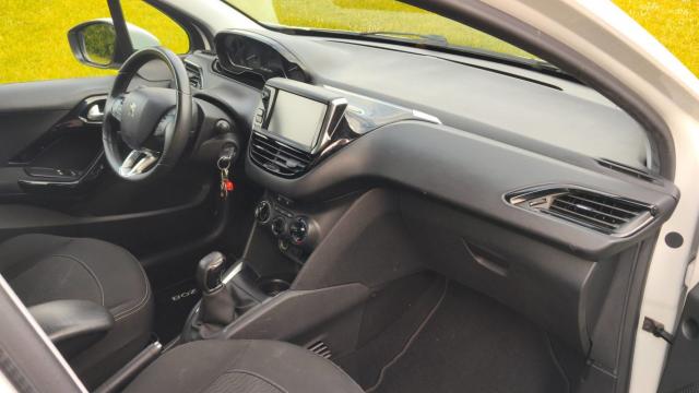 Peugeot 208 image 9