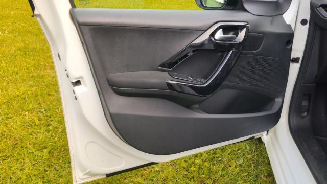 Peugeot 208 image 6