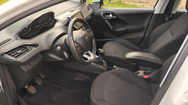 Peugeot 208 image 2