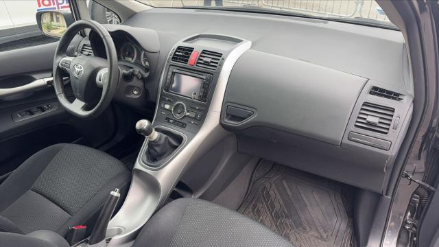 Toyota Auris image 2